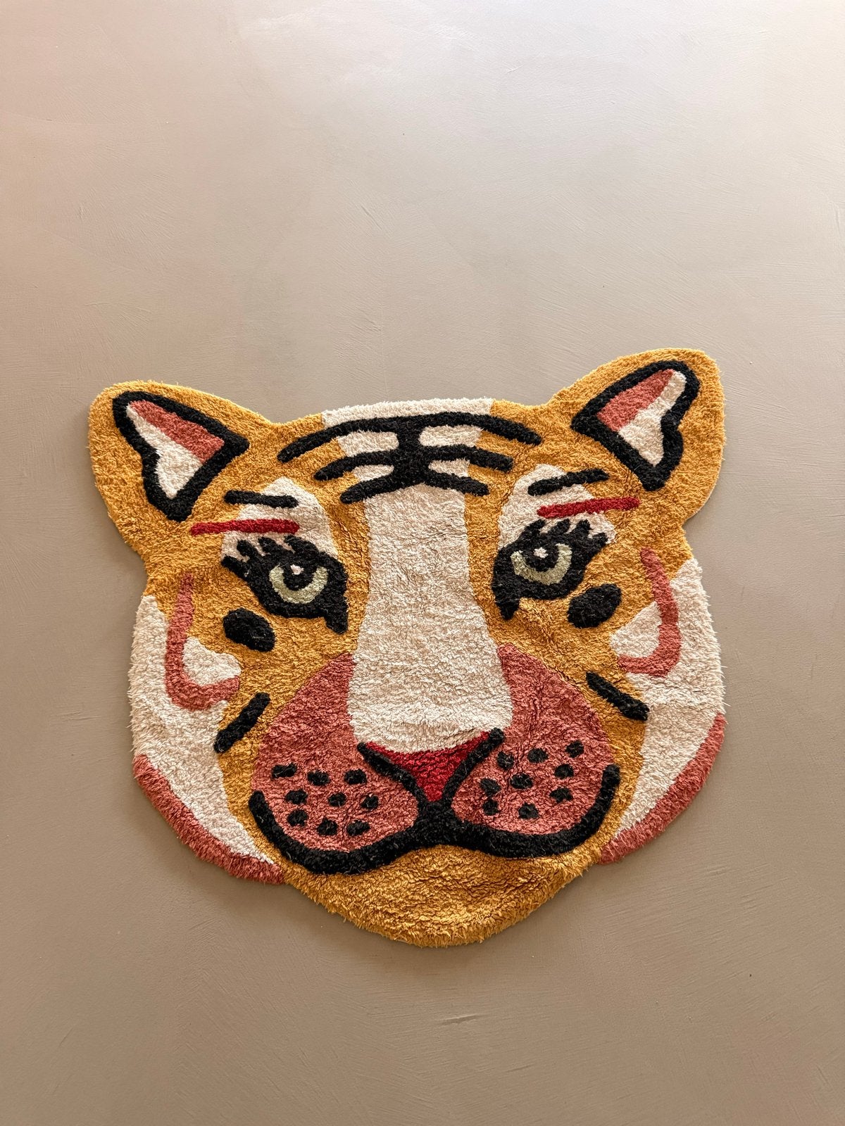 Kwantum Vloerkleed Tijgerkop Kinderkamer 90x90 cm, Geel, Zo goed als nieuw, Overige vormen, 50 tot 100 cm