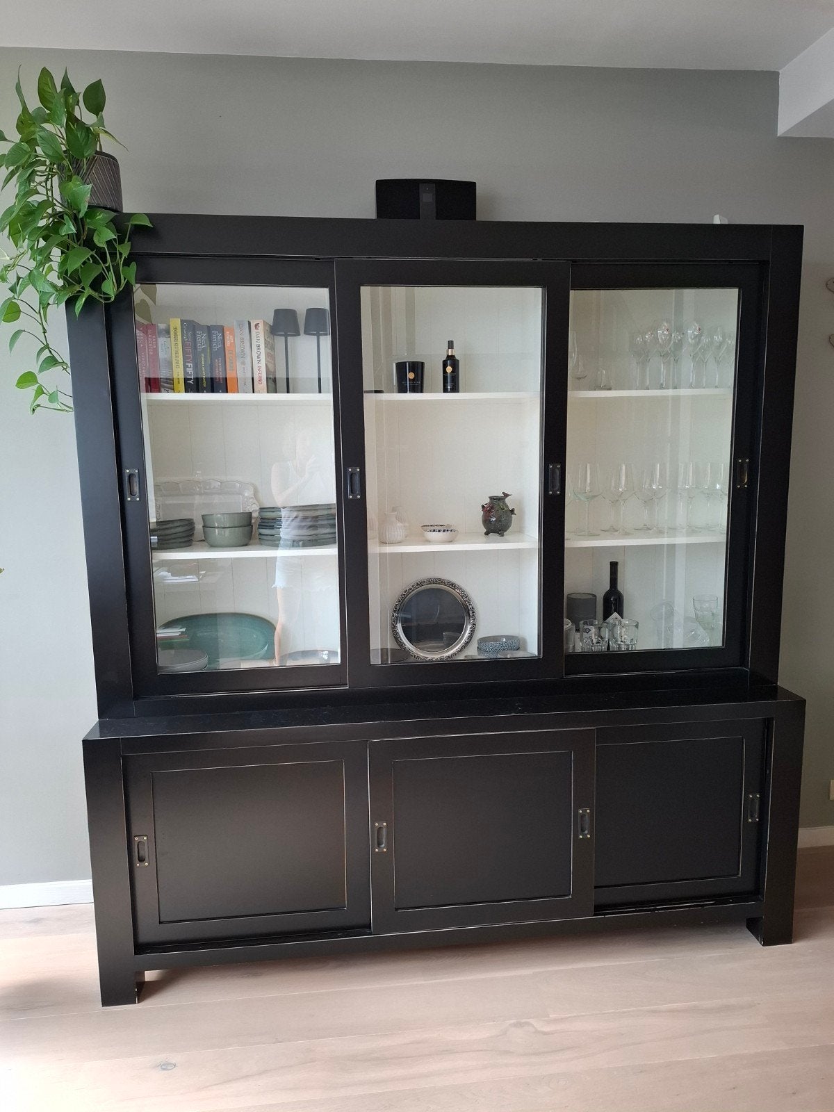 Buffetkast zwart met witte binnenkant., Verzenden, 25 tot 50 cm, 200 cm of meer, 200 cm of meer