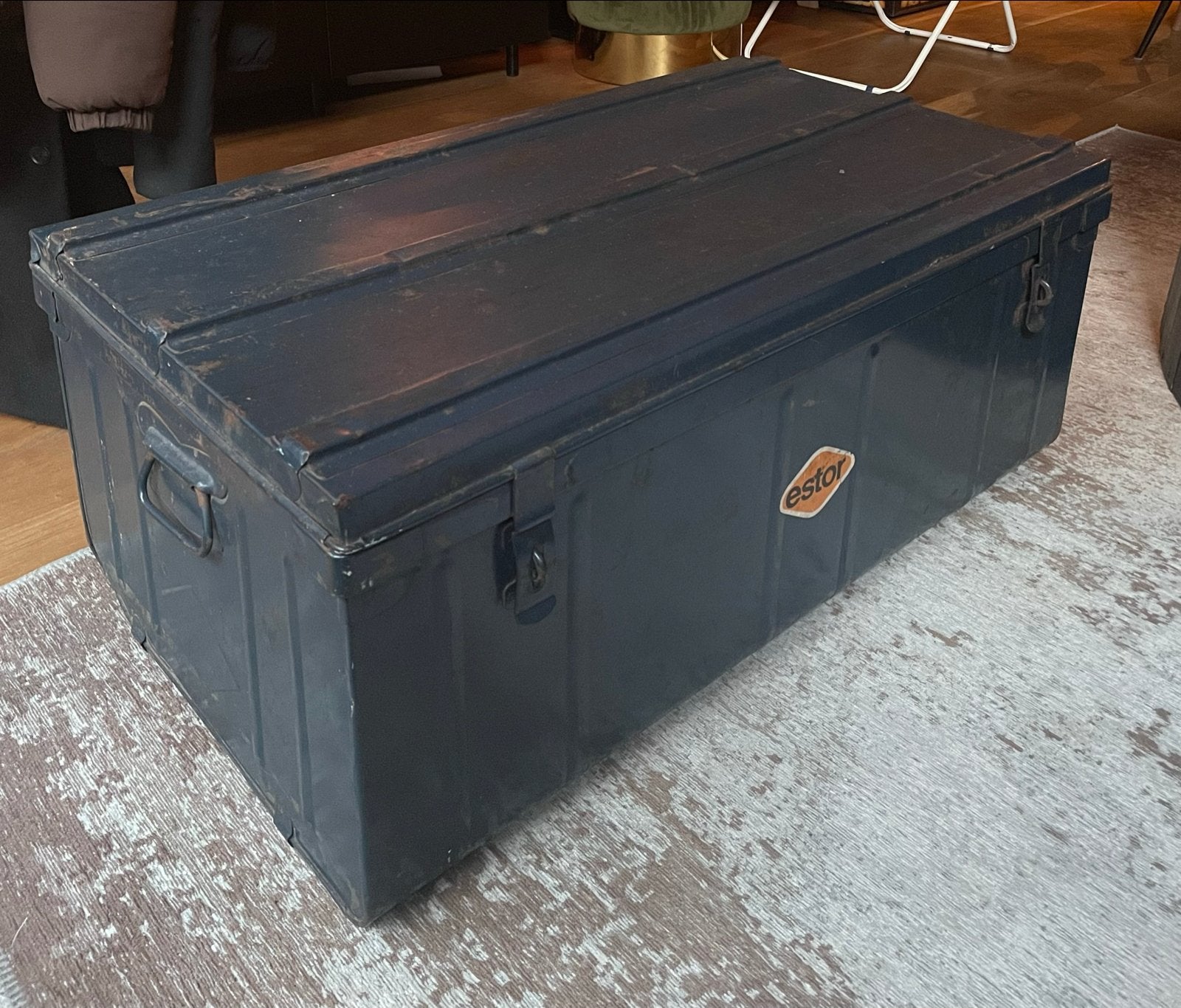Vintage blauwe metalen kist, Estor, decoratie of salontafel, Ophalen, Gebruikt, 50 tot 100 cm, Metaal