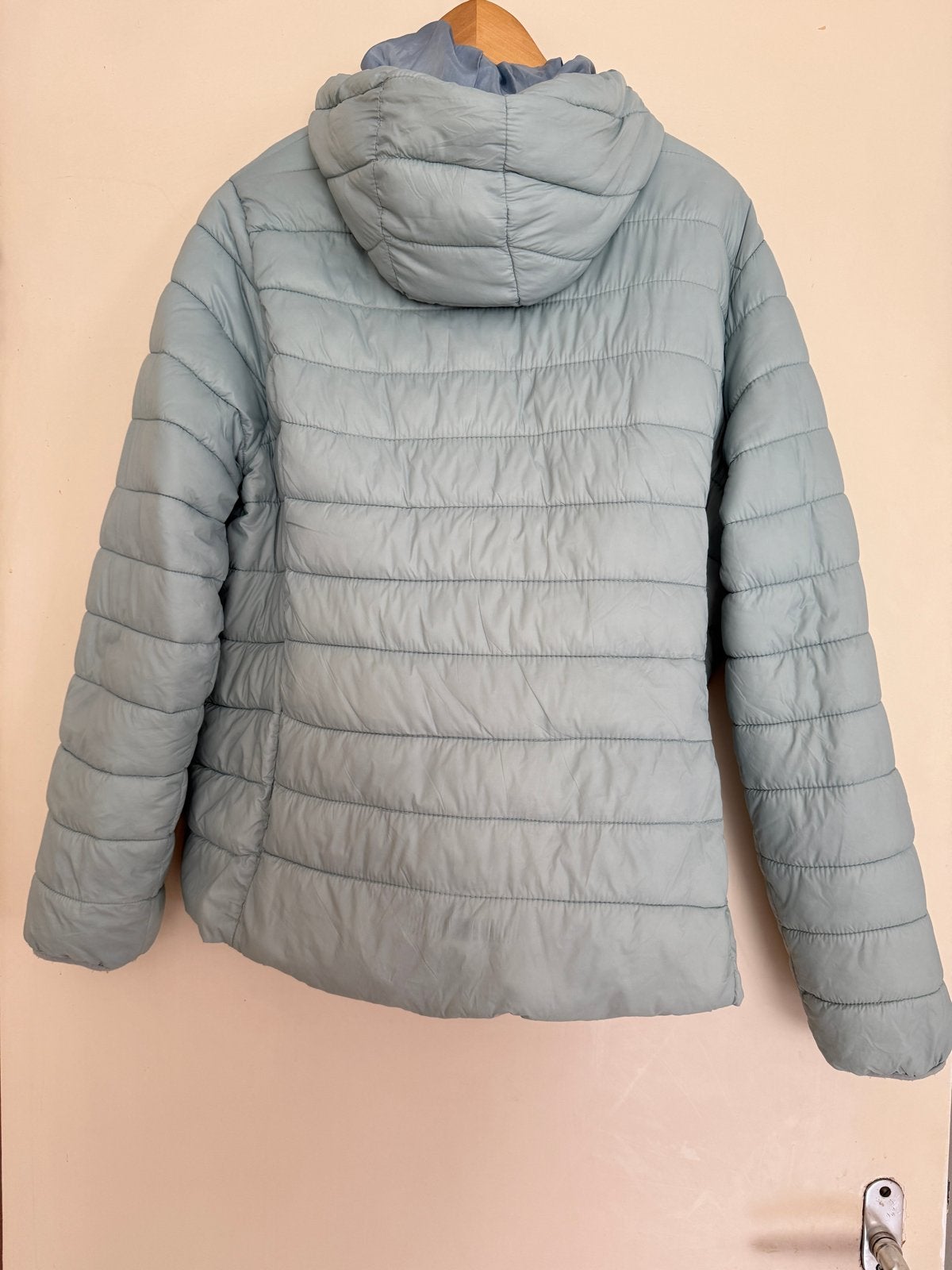 Lichtblauwe gewatteerde jas met capuchon, Ophalen of Verzenden, Zo goed als nieuw, Maat 42/44 (L), Blauw