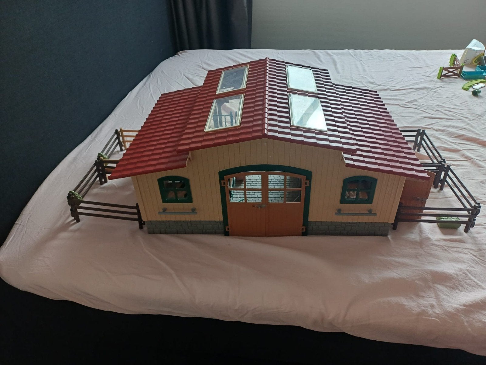 Schleich Paardenstal met 4 paarden en accessoires, Ophalen of Verzenden, Zo goed als nieuw, Jongen of Meisje