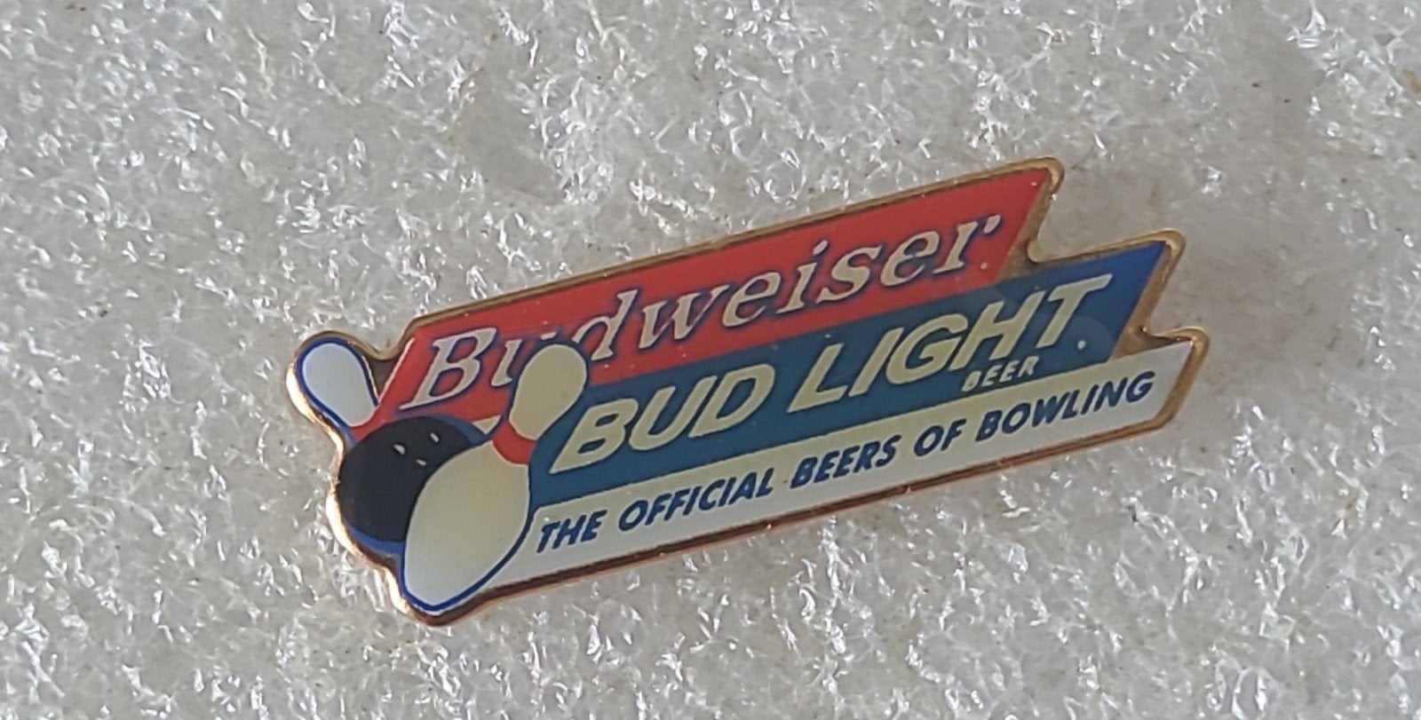 Budweiser Bud Light Bowling Pin, Verzamelen, Speldjes, Pins en Buttons, Verzenden, Gebruikt, Sport, Speldje of Pin