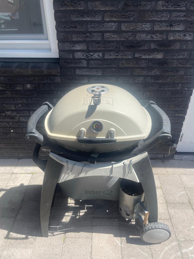 Weber barbecue met onderstel en hoes, Tuin en Terras, Houtskoolbarbecues, Ophalen, Gebruikt, Met accessoires