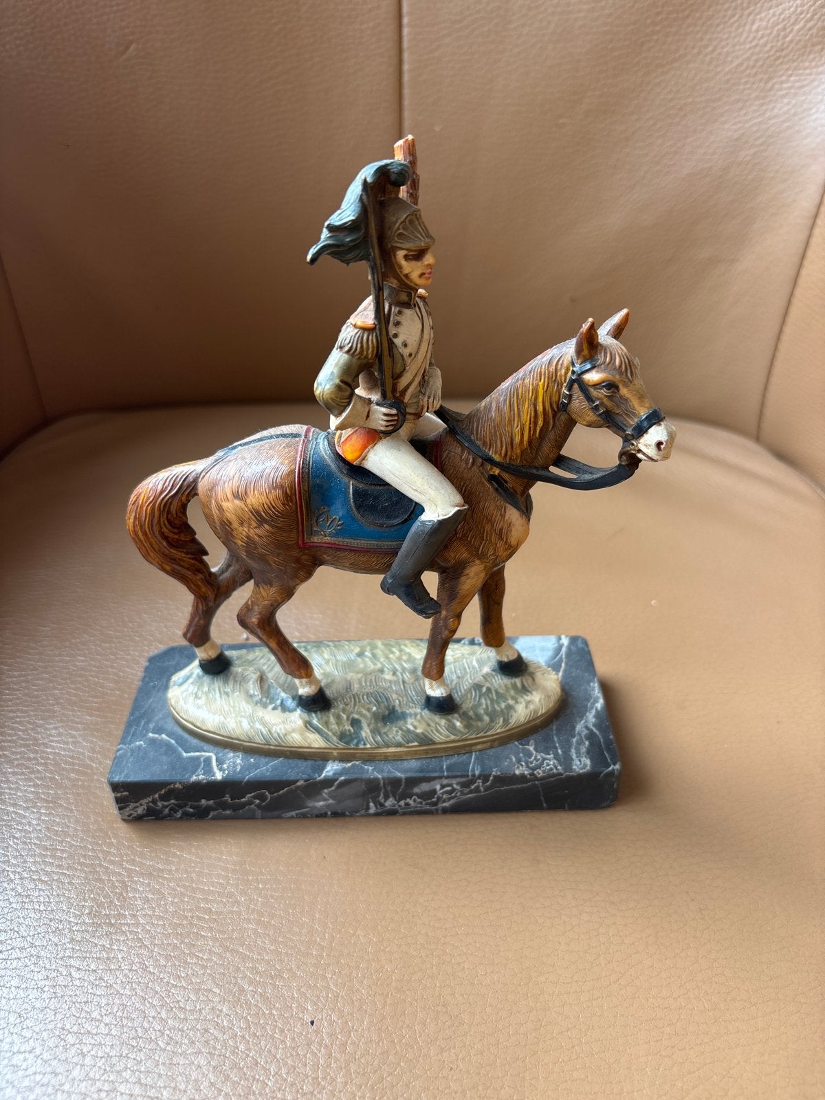Antiek beeld ruiter te paard op marmeren sokkel, Ophalen of Verzenden, Gebruikt, Mens
