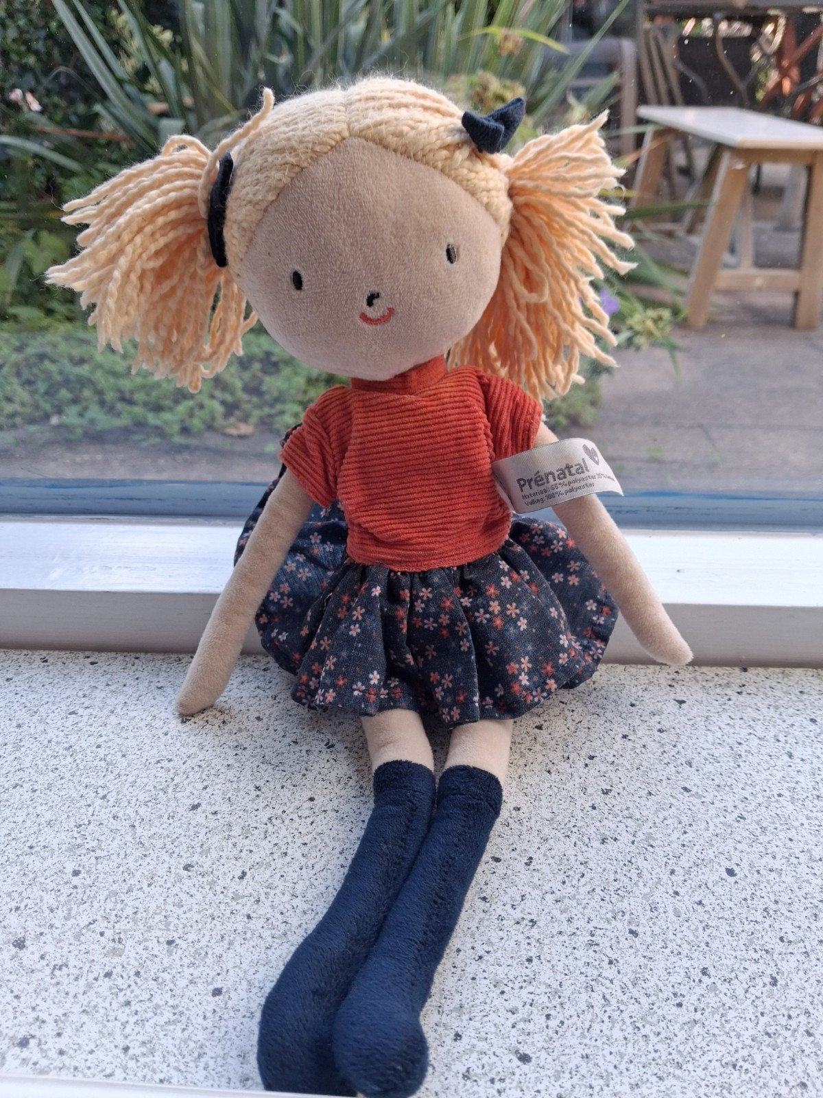 Lief popje met blonde staartjes merk Prénatal, Prénatal, Overige typen, Ophalen of Verzenden, Zo goed als nieuw