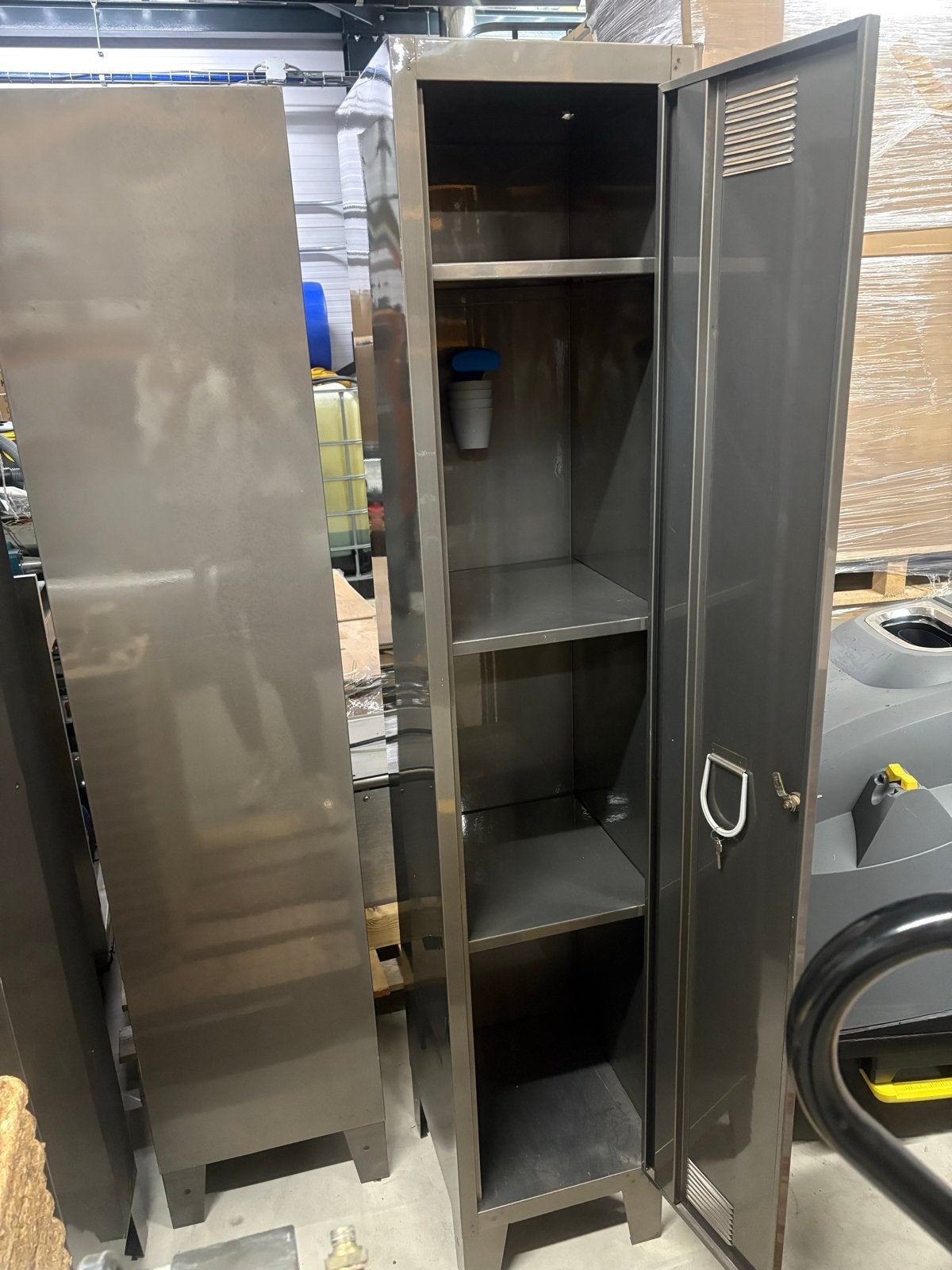 4 stuks metalen lockerkasten met planken, Huis en Inrichting, Kasten | Lockerkasten, Ophalen of Verzenden, Gebruikt