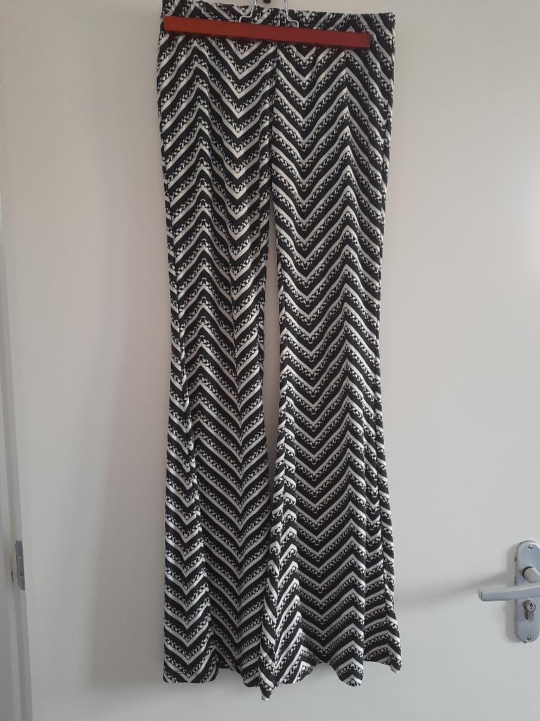 Uitlopende legging maat m, Kleding | Dames, Legging, Zwart, Maat 40/42 (M), Ophalen of Verzenden
