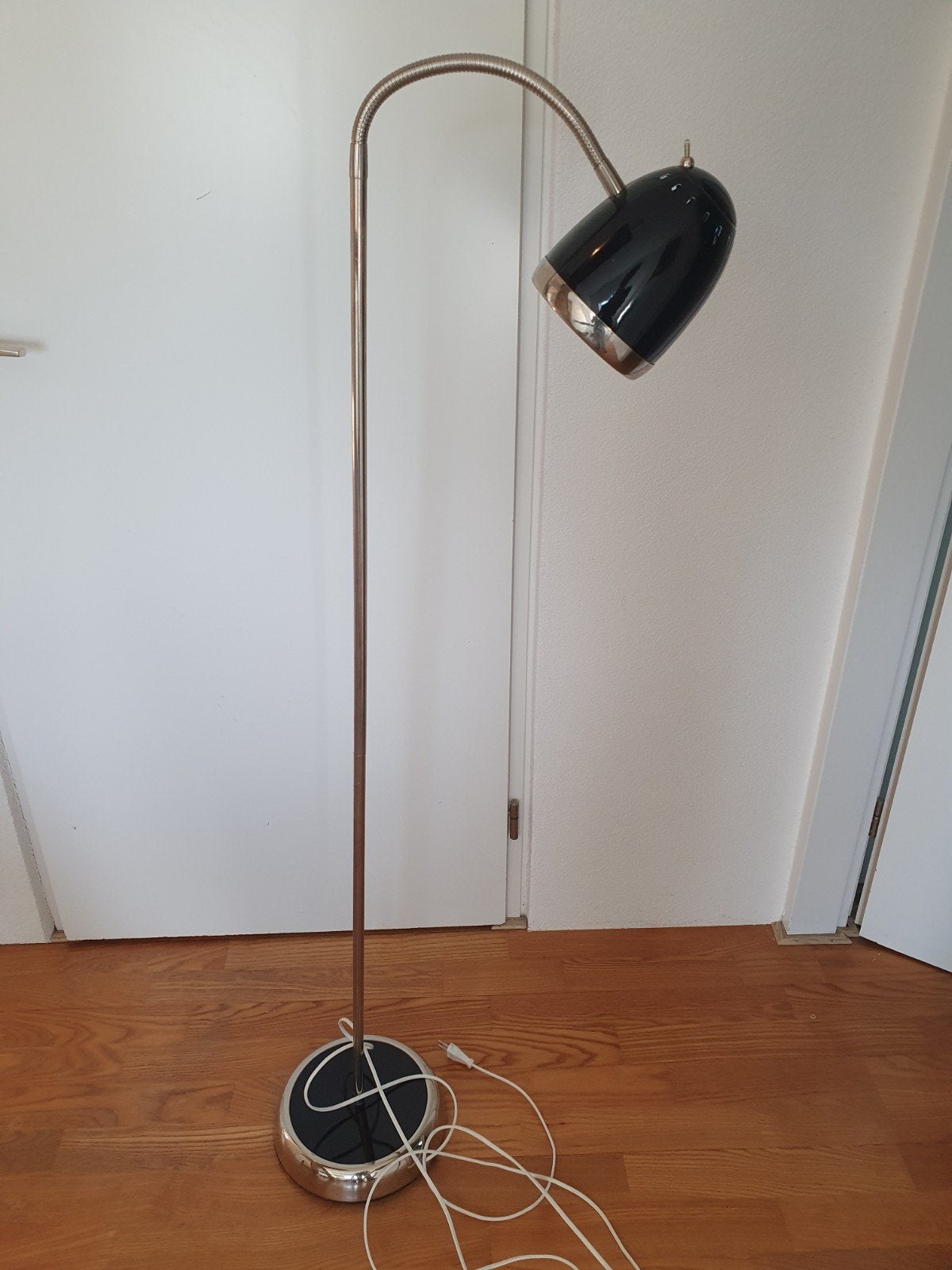 Stijlvolle Vloerlamp met Flexibele Arm - Zwart/Chroom, Ophalen, Gebruikt, Modern, Industrieel, E27 (groot)