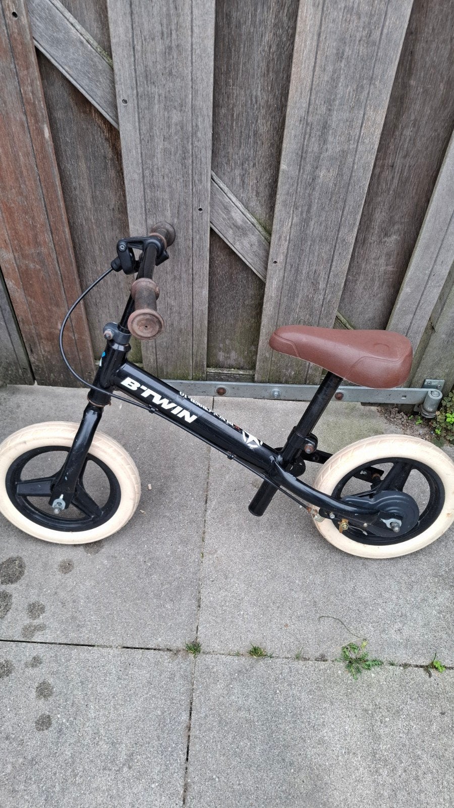 B'TWIN loopfiets zwart met bruin zadel, B'TWIN, Gebruikt, Velgrem, Ophalen of Verzenden
