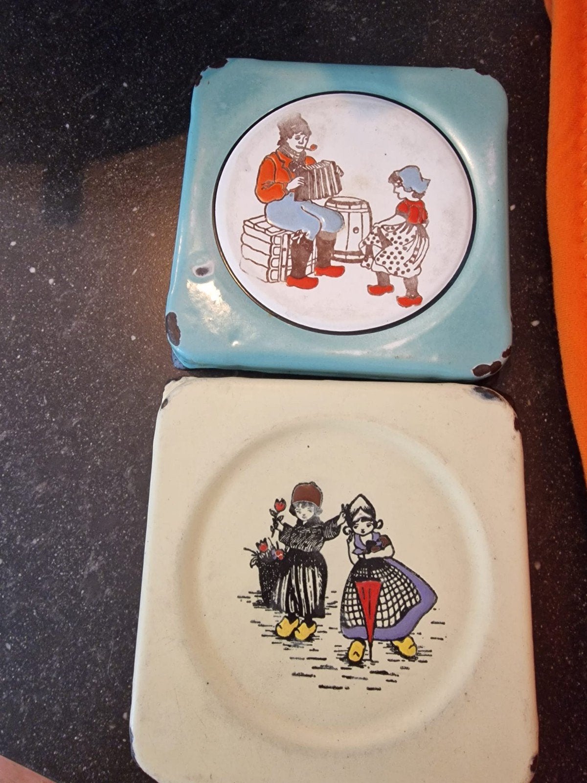 emaille pannen onderzetters, Ophalen