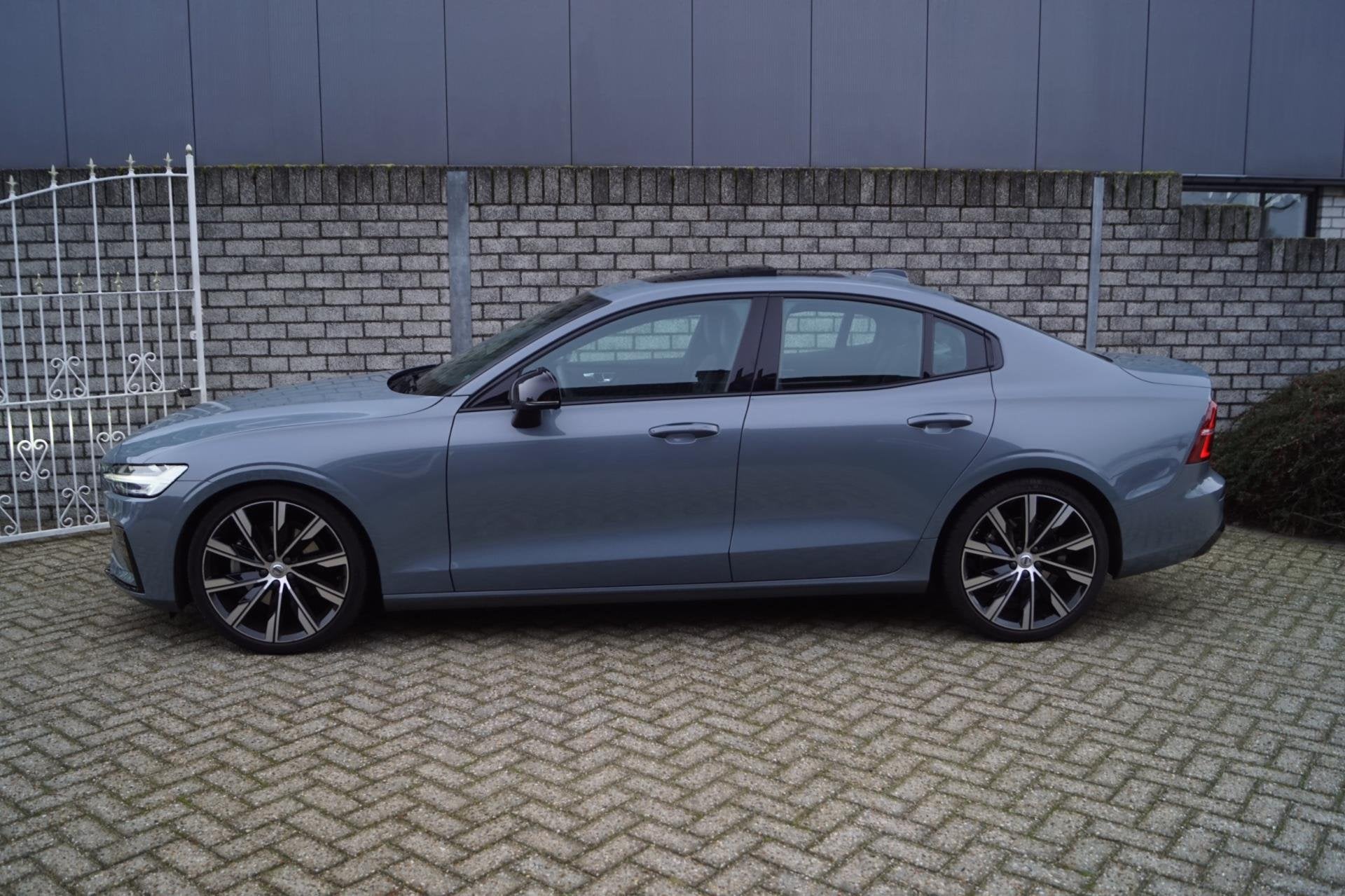 Volvo S60 2.0 B4 Plus Dark Autom Panodak Luxe Leder Sportst, Auto's, 4 cilinders, 1969 cc, S60, Bedrijf