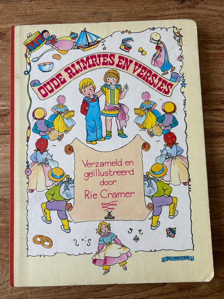 Oude Rijmpjes en Versjes - Rie Cramer (Vintage Kinderboek), Gelezen, Fictie algemeen, Jongen of Meisje, Ophalen of Verzenden