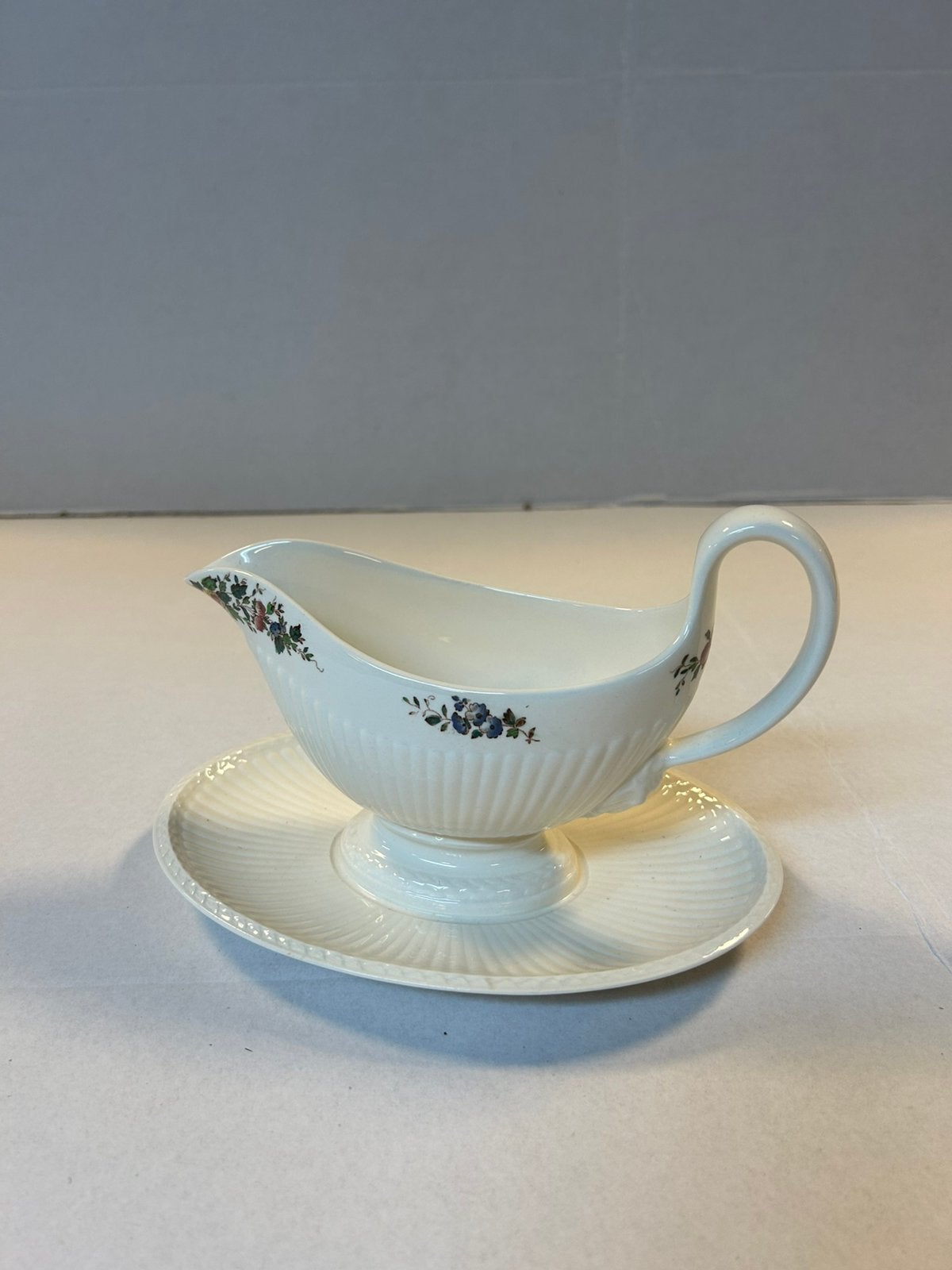 Wedgwood Conway sauskom met vaste schotel, Huis en Inrichting, Ophalen of Verzenden, Zo goed als nieuw, Aardewerk, Kom(men)