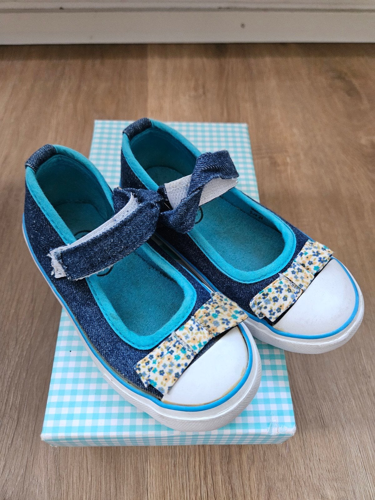 Leuke blauwe canvas schoenen met bloemenprint, maat 24, Gebruikt, Meisje, Stups, Schoenen