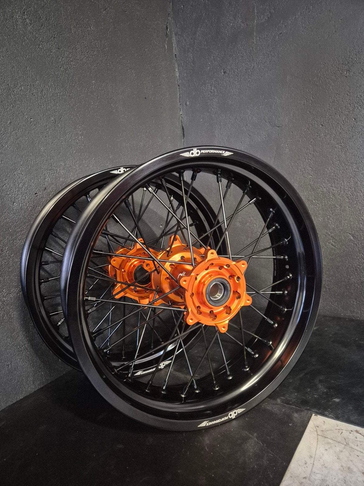 17 inch supermoto velgen banden en remschijven ook mogelijk, Fietsen en Brommers, Ophalen of Verzenden