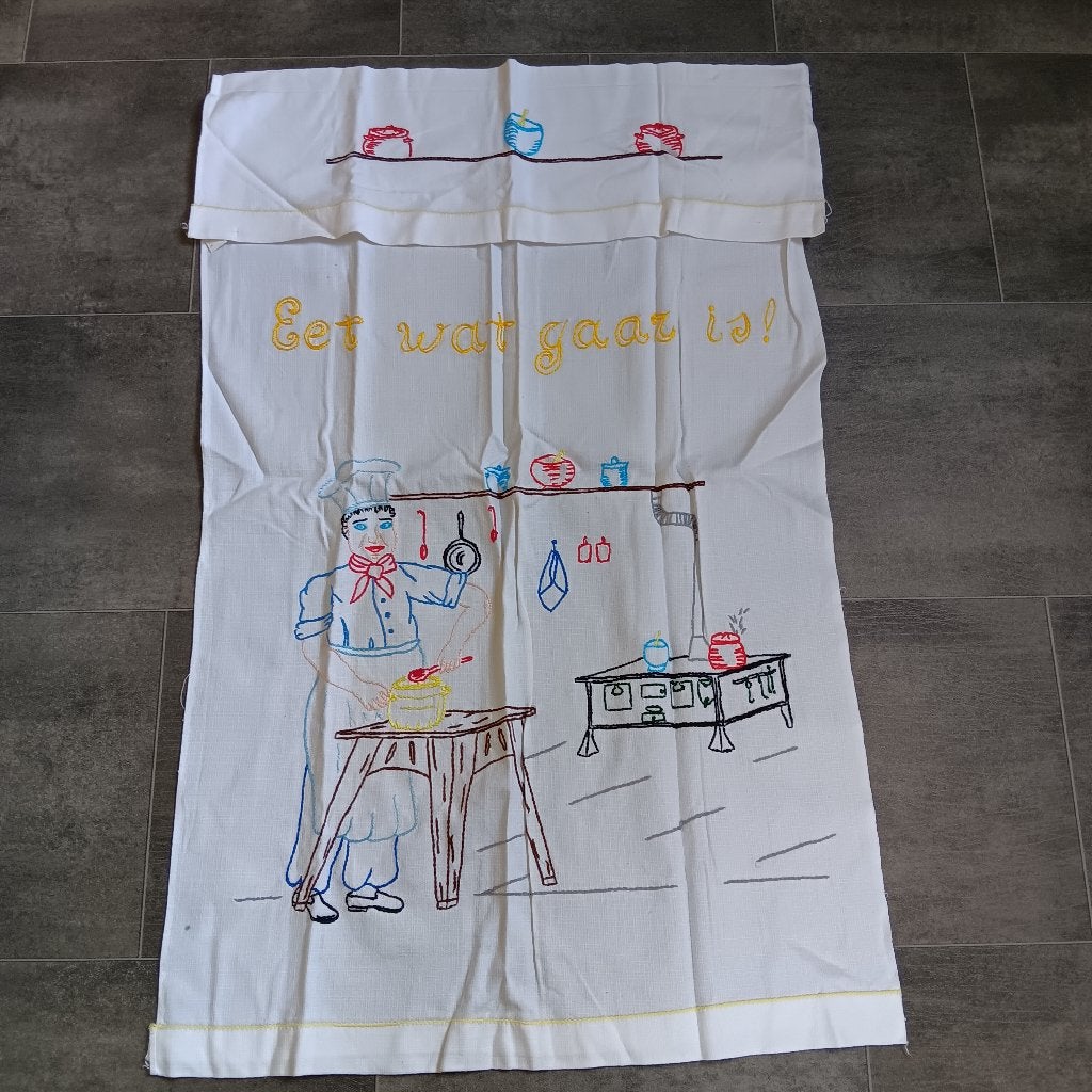 Vintage geborduurde overhanddoek met kok en spreuk, Antiek en Kunst, Antiek | Keukenbenodigdheden, Ophalen of Verzenden
