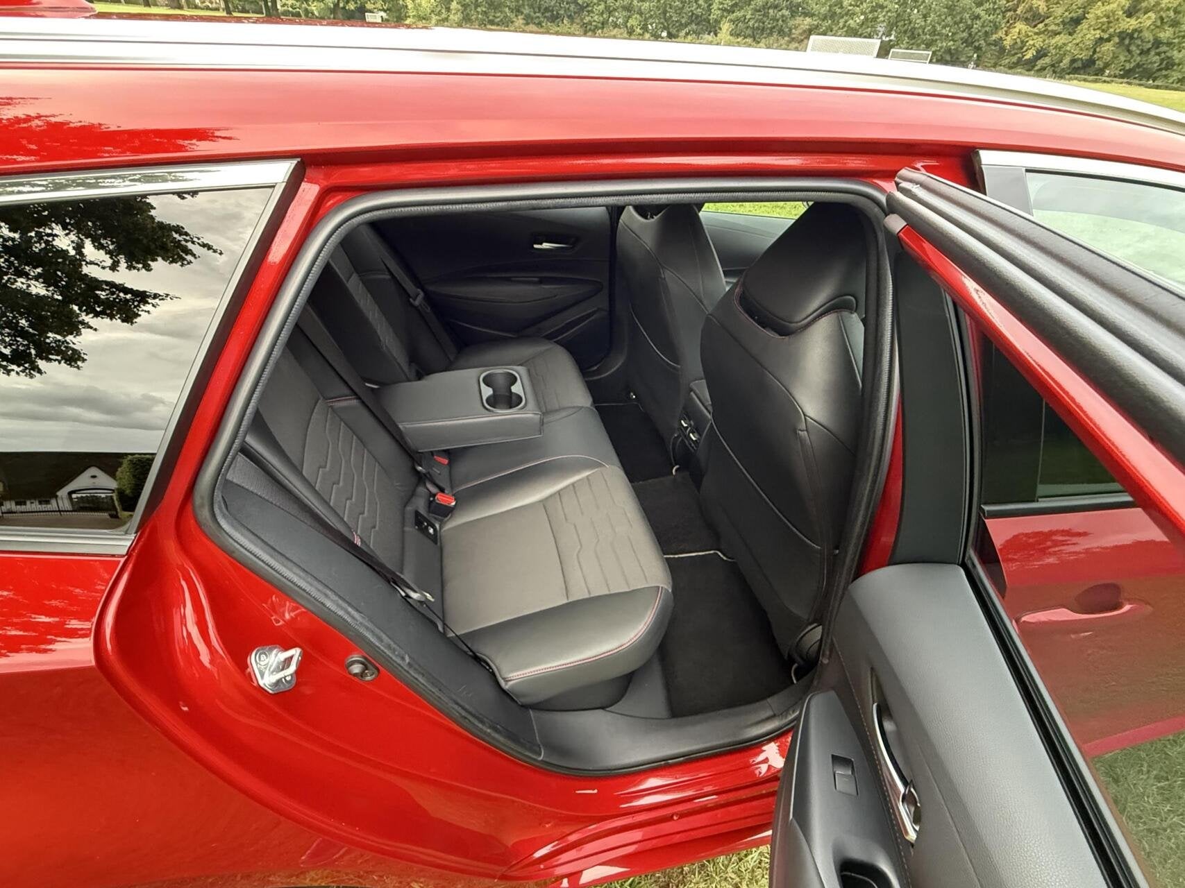 Foto 16 van Toyota Corolla TS 2.0 Hybrid Lounge 184pk 85dkm Zeer Luxe 1e