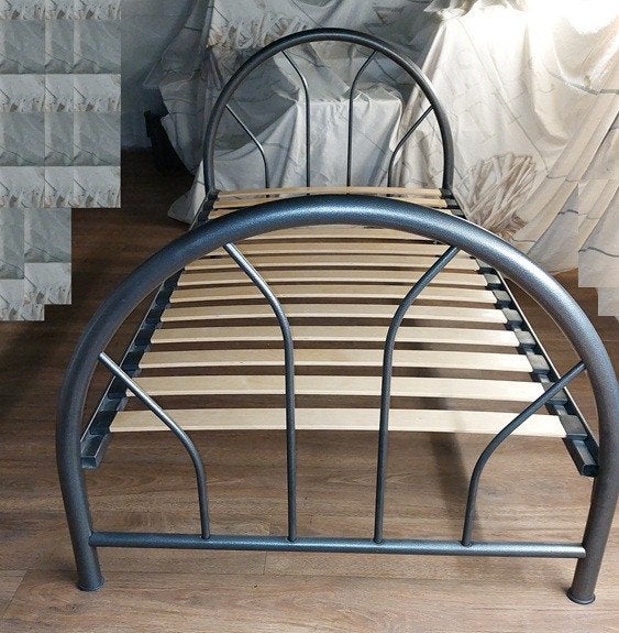 Bed uit gemoffeld staal 200 x 90 cm. € 30,00, Ophalen, 90 cm, Welterusten, Zo goed als nieuw