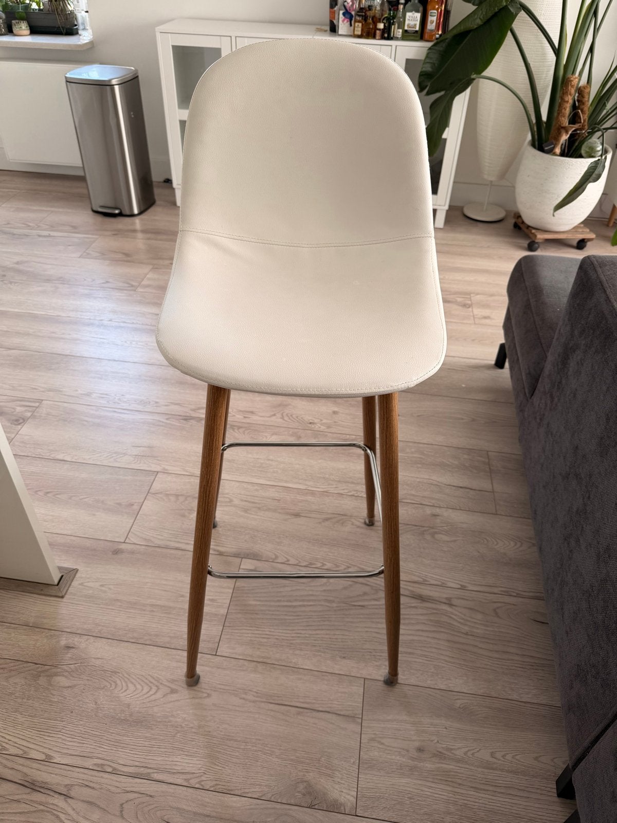 2x witte barkruk met houten poten