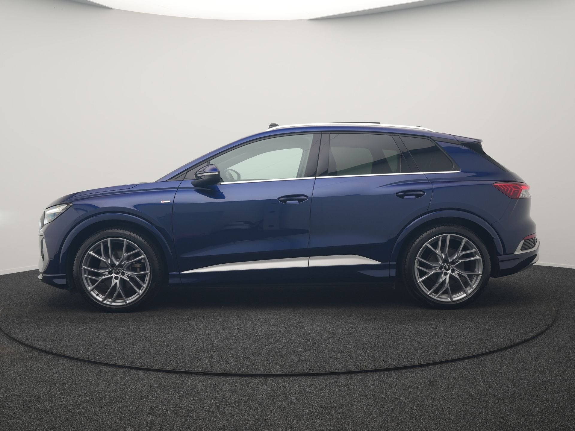 Audi Q4 e-tron 35 2x S Line 55 kWh 170pk | SOH 93% | Panodak, Auto's, Achterwielaandrijving, Gebruikt, Zwart, Blauw