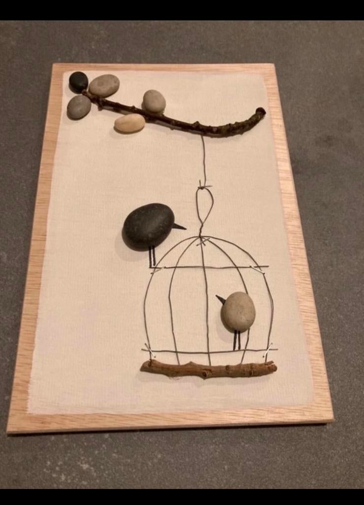 Handgemaakt schilderijtje met stenen vogels en kooi, Antiek en Kunst, Ophalen of Verzenden
