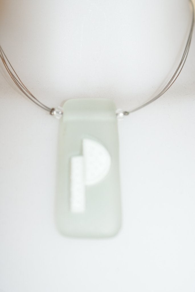 Choker ketting 4 staaldraden, matglazen hanger met P-letter, Met hanger, Ophalen of Verzenden, Zo goed als nieuw, Steen of Mineraal
