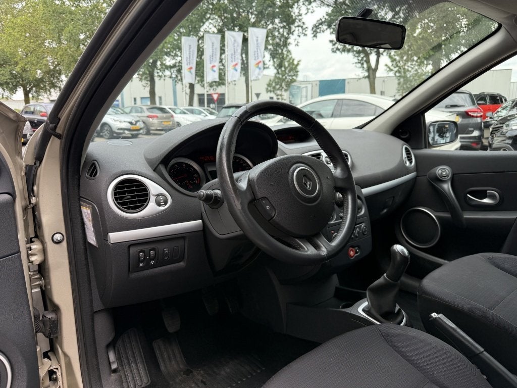 Renault Clio 1.4-16V Dynam.Luxe (bj 2006), Voorwielaandrijving, Gebruikt, 4 cilinders, Beige