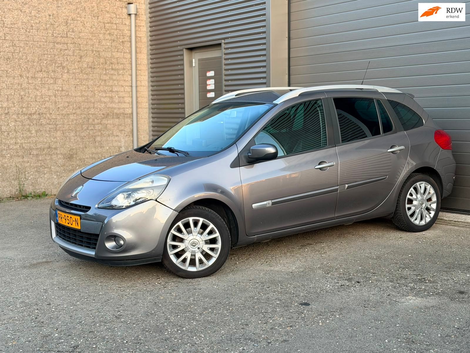Renault Clio Estate 1.6-16V Night & Day Automaat, Auto's, Euro 5, 535 kg, Gebruikt, 4 cilinders