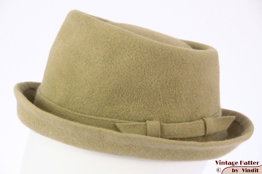 Vintage Dameshoed groenig beige 55 = S tot XS a-symmetrisch, Kleding | Dames, Ophalen of Verzenden, Zo goed als nieuw, 55 cm (S, 6⅞ inch) of minder