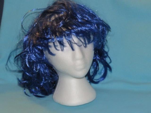 Blauwe pruik halflang haar met pony, Hobby en Vrije tijd, Feestartikelen, Gebruikt, Hoed of Pruik, Carnaval, Ophalen of Verzenden