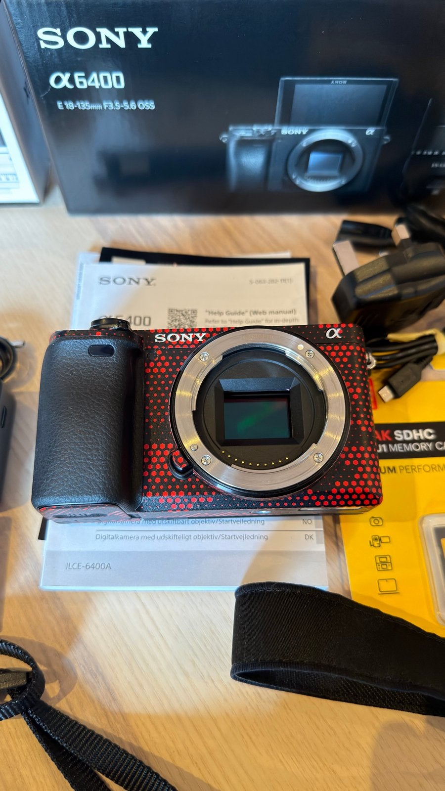 Foto 5 van Sony a6400 met kitlens, camo wrap en veel accessoires