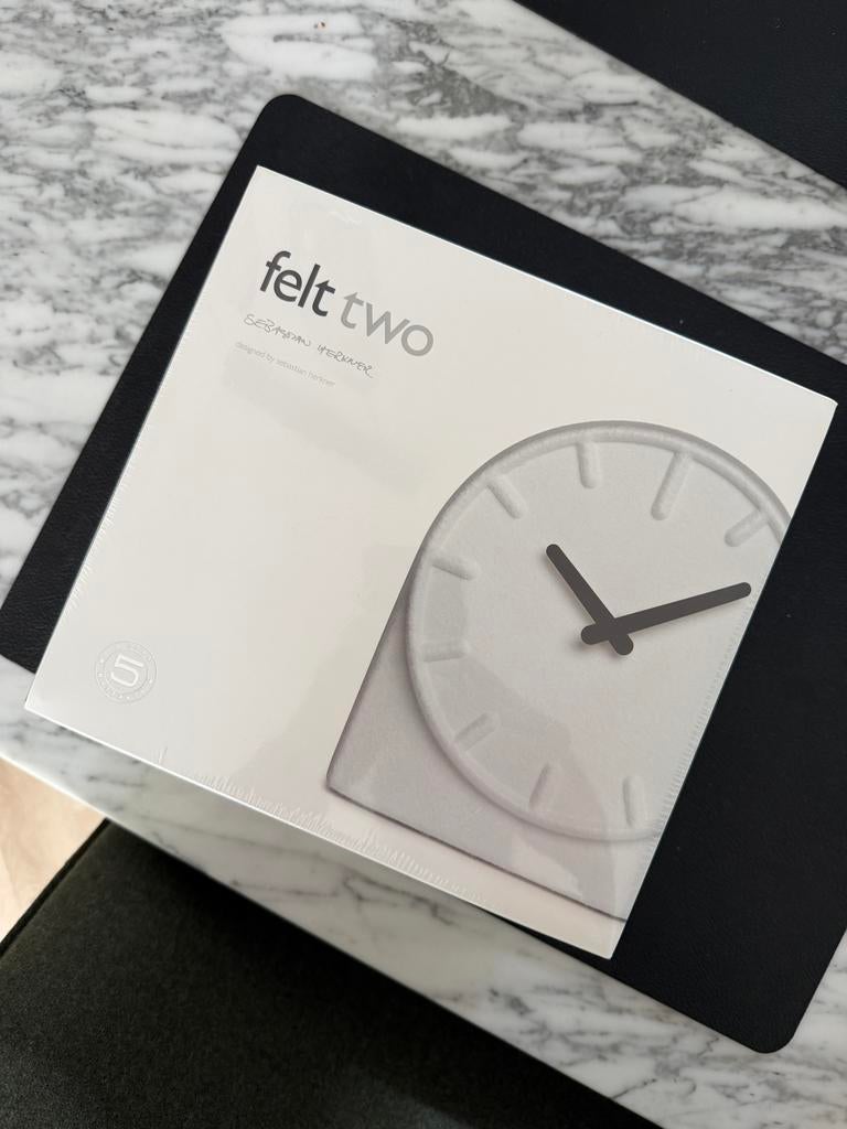 Design Klok Felt Two - Nederlands Design - Nieuw Geseald, Huis en Inrichting, Woonaccessoires | Klokken, Ophalen, Nieuw, Analoog