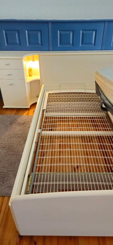 Wit tweepersoonsbed met omboyw en nachtkastjes, Ophalen, Gebruikt, Wit, Modern met opbergruimte