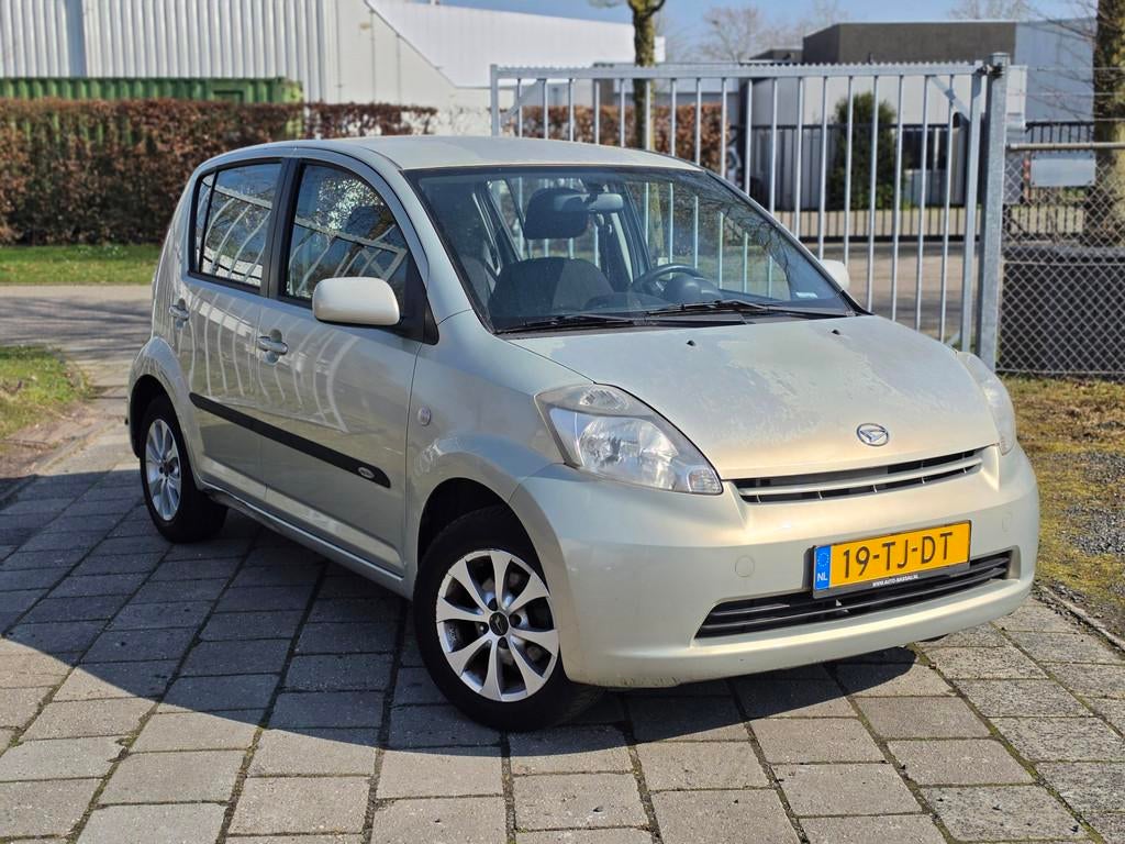 Daihatsu Sirion 2 1.3-16V Sport apk nap goed onderhouden air, Voorwielaandrijving, Elektrische ramen, Stof, Zwart
