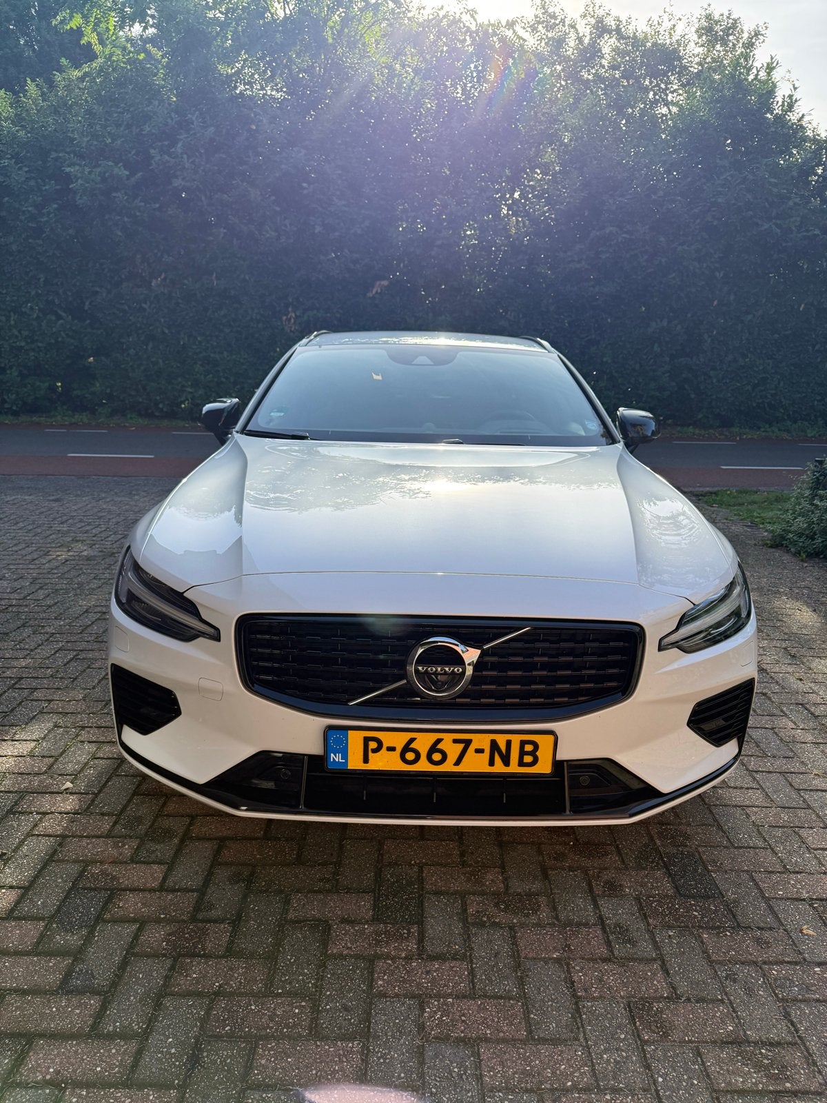 Volvo V60 T6 Recharge R-Design B&W 340pk AWD 2021 Wit, Auto's, 4 cilinders, Wit, Te koop, 750 kg