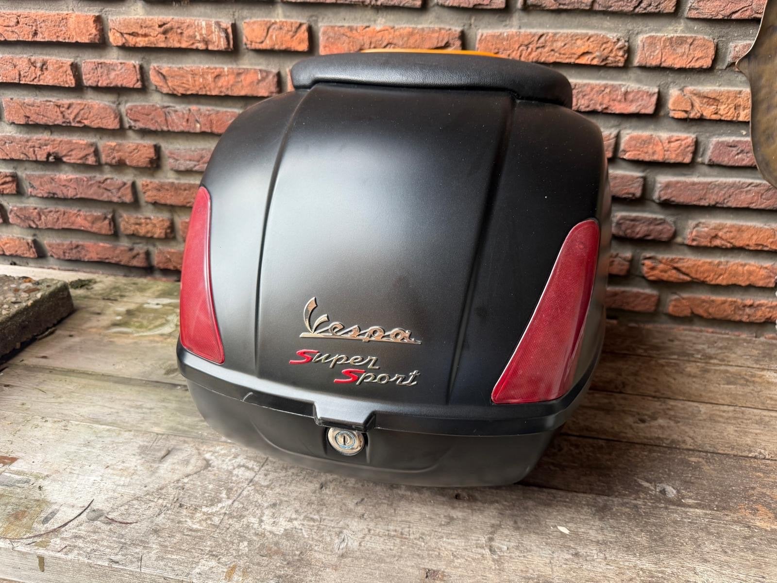 Vespa GTS Super Sport topkoffer matzwart + rugsteun, Ophalen of Verzenden