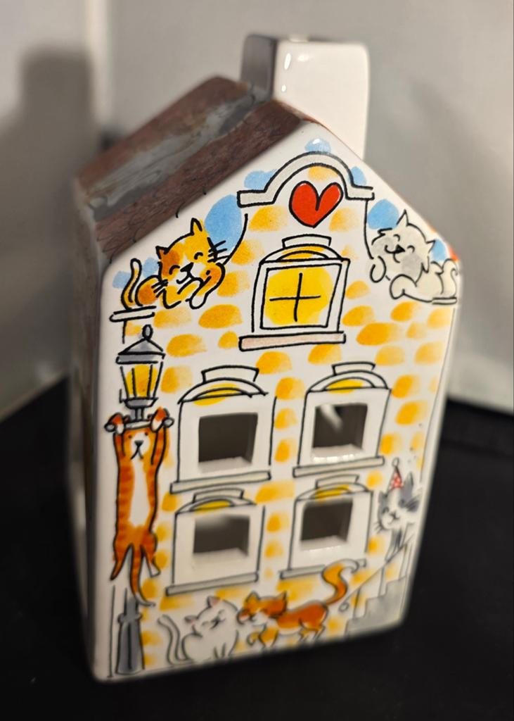 Blond Amsterdam Keramiek huisje met katten decoratie, Huis en Inrichting, Meerkleurig, Overige stijlen, Ophalen of Verzenden, Zo goed als nieuw