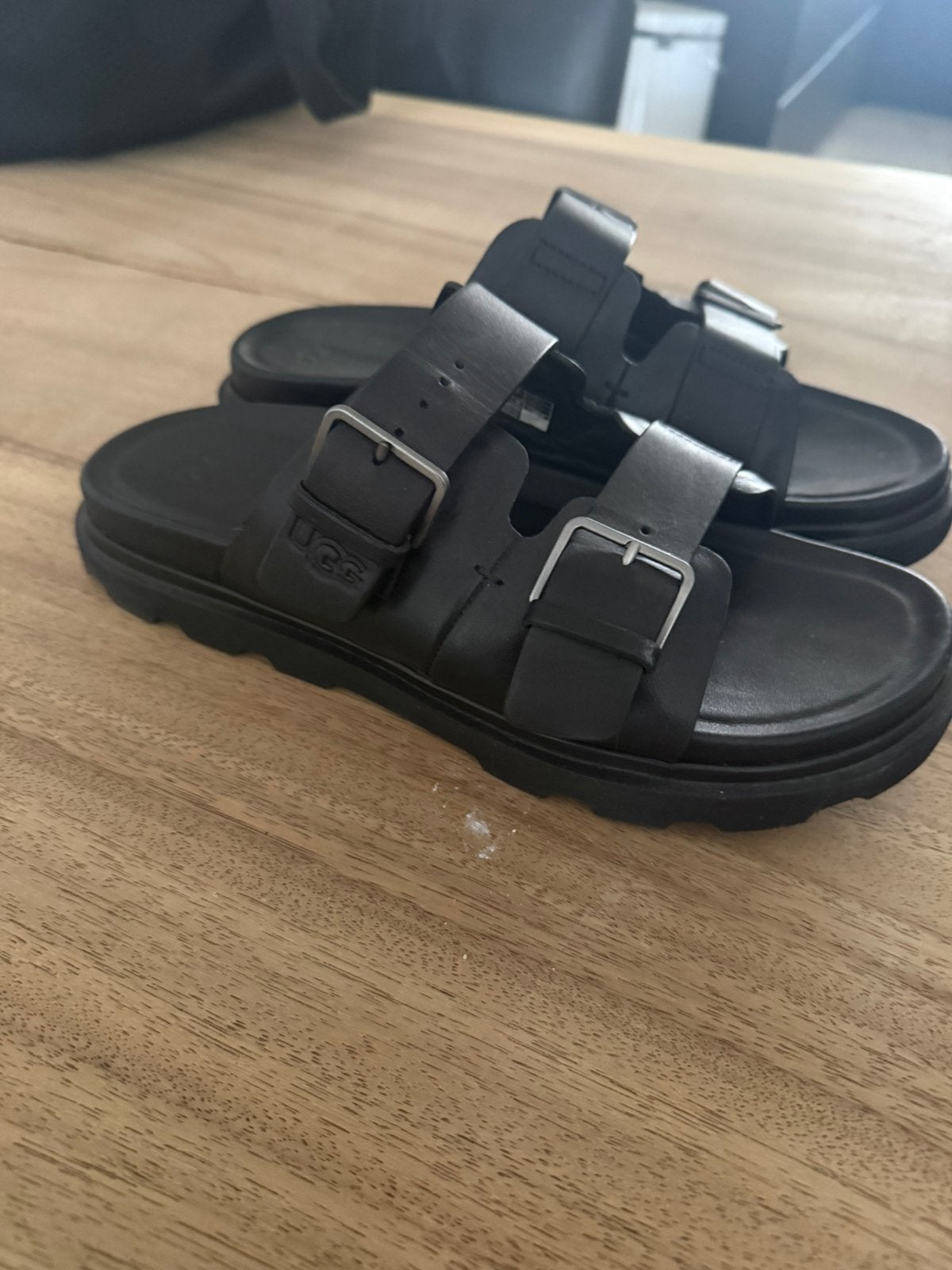 Tk ugg capitola slide slippers men’s zwart maat 43, Ophalen of Verzenden, Nieuw, Zwart