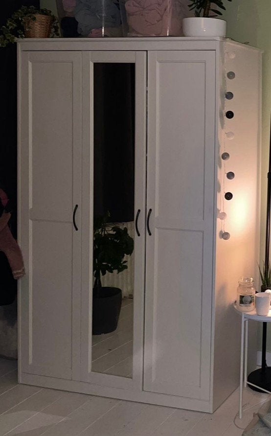 Kledingkast IKEA. Wit, drie deuren - één met spiegel, Ophalen, Gebruikt, 100 tot 150 cm, 150 tot 200 cm