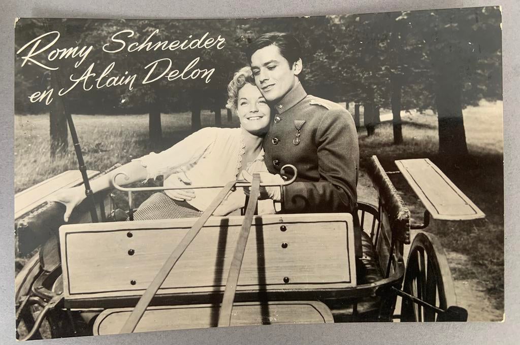 Romy Schneider en Alan Delon, Verzamelen, Ansichtkaarten | Themakaarten, Verzenden, Sterren en Beroemdheden