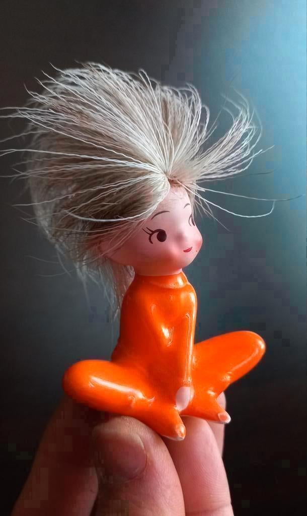 Zeer elegant sculptuur van een zittende porselein meisje, Antiek en Kunst, Kunst | Beelden en Houtsnijwerken, Ophalen of Verzenden