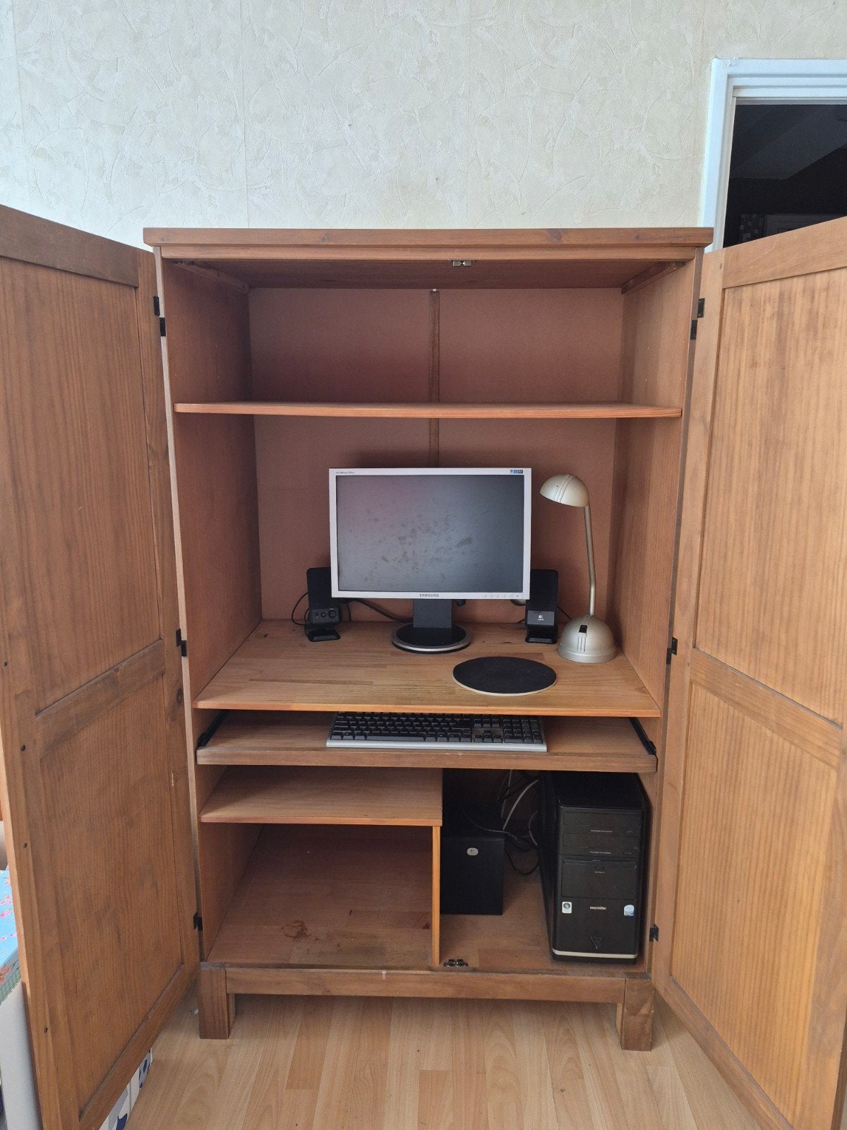Houten computerkast met uitschuifbaar werkblad, Huis en Inrichting, Kasten | Computermeubels, Ophalen, Gebruikt, 70 tot 120 cm