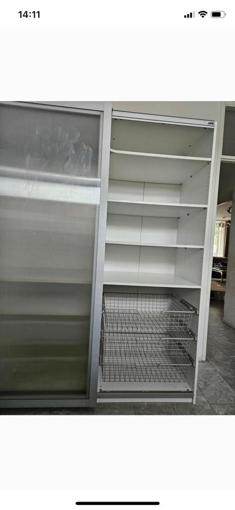 Witte kledingkast met schuifdeuren en opbergruimte, Met plank(en), Kunststof, Gebruikt, 100 tot 150 cm