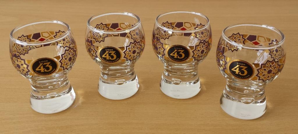 4 Shotglaasjes met gekleurde rand - Licor 43/Cuarenta Y Tres, Verzamelen, Glas en Borrelglaasjes, Licor 43, Ophalen of Verzenden