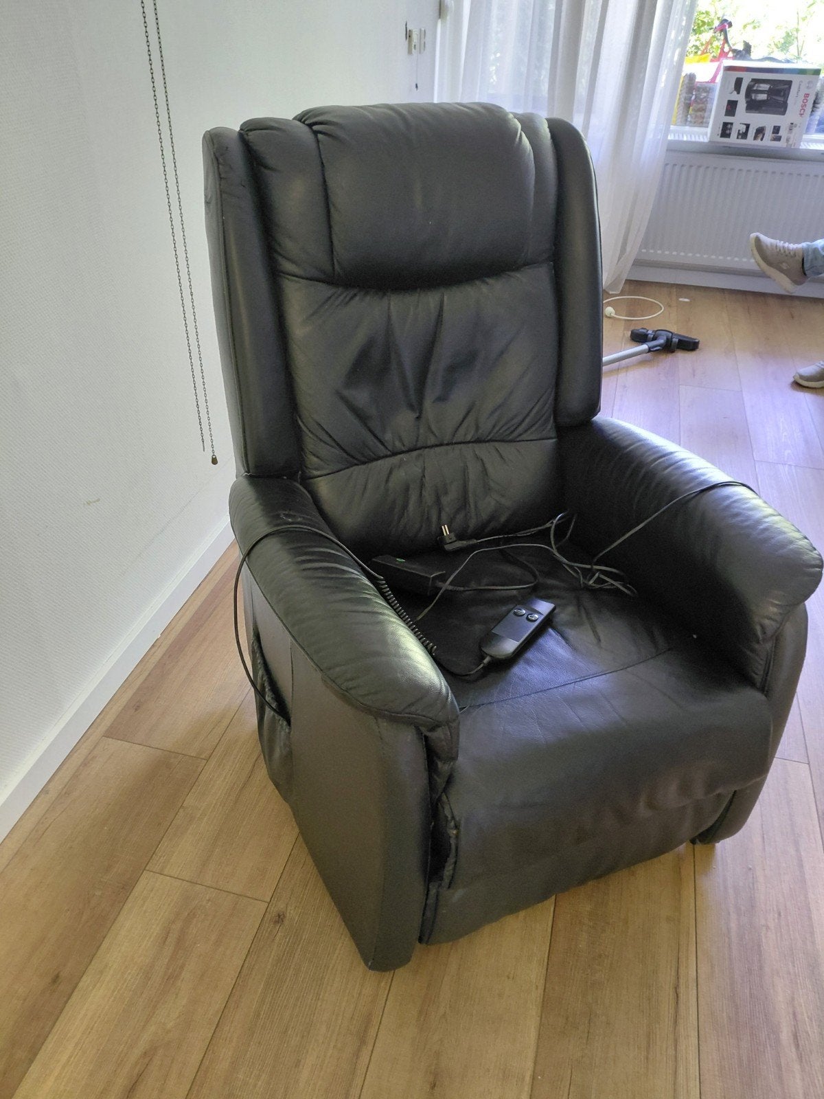 Zwarte leren relaxfauteuil met elektrische verstelling, Gebruikt, Modern, Comfort, Ophalen of Verzenden, 75 tot 100 cm