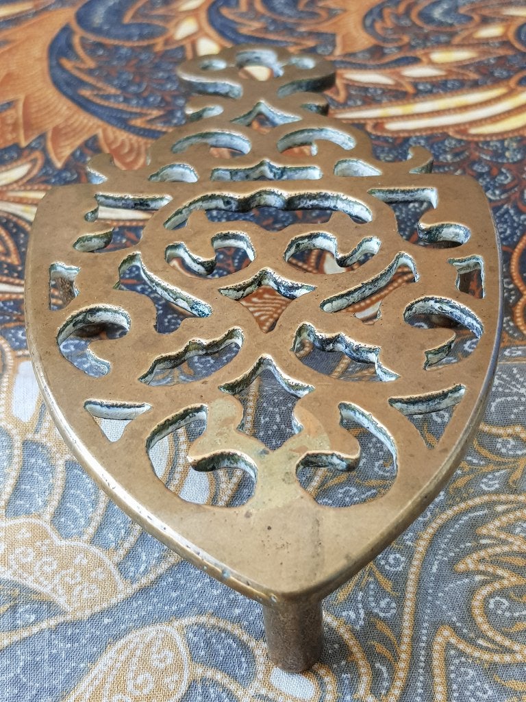 Mooie zware antieke onderzetter uit Engeland 17,7 cm. 1900.