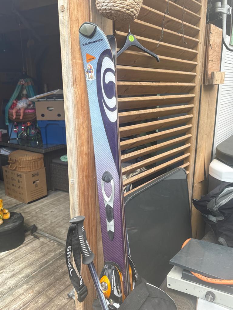 Salomon ski's met stokken, Sport en Fitness, Skiën en Langlaufen, Ophalen, Salomon, Zo goed als nieuw, Skiën