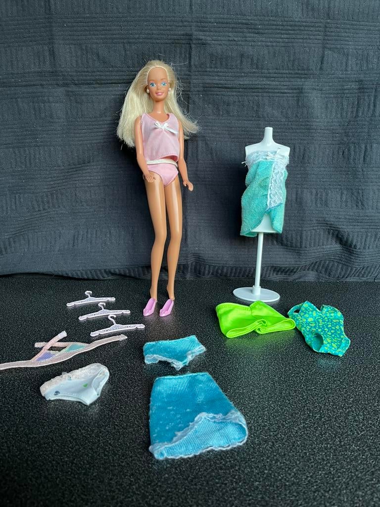 Barbie mattel met lingerie, badpak etc, Ophalen of Verzenden