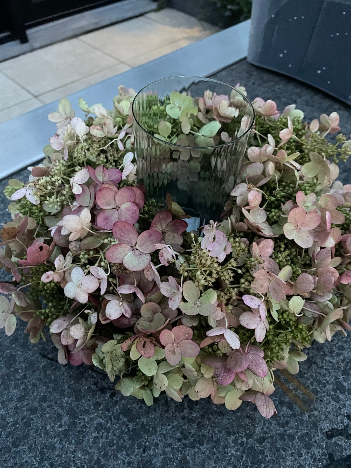 Decoratieve Hortensia Krans met Glazen Kaarsenhouder, Huis en Inrichting, Meerkleurig, Ophalen of Verzenden, Natuurlijk materiaal