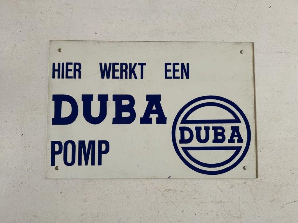 Reclamebord Duba - hier werkt een duba pomp, Ophalen of Verzenden, Gebruikt, Reclamebord